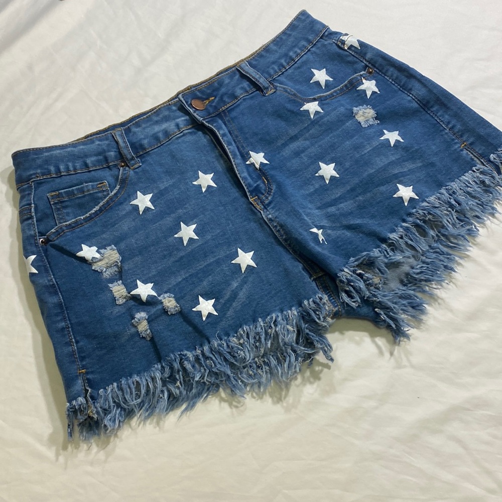 Woman’s Star jean shorts size L.